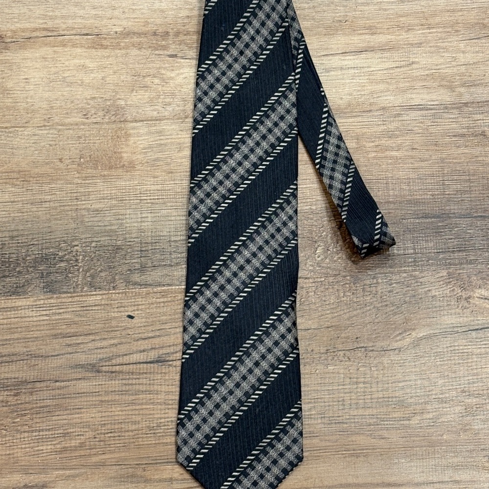 Giorgio Armani Elegant Black and Gray Striped Tie